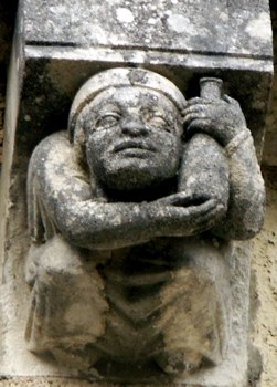 Modillon sculpté sur la corniche de la cuisine romane (restaurée au XXe siècle) de l'abbaye de Fontevraud dans le Maine-et-Loire (France).  JPEG - 36.3 ko