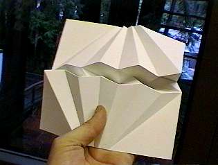 Pliage et modelage en volume d'une simple feuille de papier blanc.  JPEG - 9.8 ko