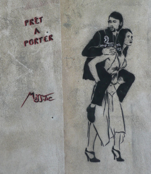 « Prêt à porter ». - sur un mur de la rue du Prieuré à Arles (13004).  JPEG - 100.7 ko