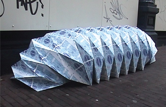 Folding shelter for Outdoor, made from misprinted milk packaging  JPEG - 121.8 ko