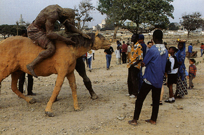 Sculpture monumentale en plein air de Ousmane Sow « La bataille de Little Big Horn ».  JPEG - 136.1 ko