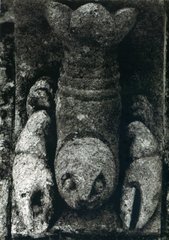 Ecrevisse sculptée sur la pierre d'un modillon extérieur de l'église Saint-Michel à Saint-Michel en Charente (France).  JPEG - 14.1 ko