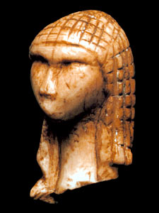 La minuscule figure, taillée dans l'ivoire, trouvée sur le site des fouilles à Brassempouy, en France.  JPEG - 15 ko