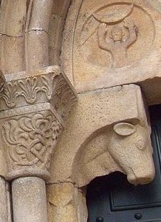 Au monastère Pacos de Souza, l'un des chapiteau en pierre figurant une tête de bovin.  JPEG - 23 ko