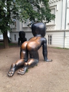 Rencontre avec l'un des nombreux bébés en bronze, tout nu et sans visage, dans le parc longeant la rivière Vlatva.  JPEG - 28.5 ko