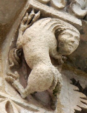 Modillon sculpté aux alentours du XIIeme siècle, tête d'humain sur corps d'animal griffu, à l'église Saint-Trojan de Rétaud en Charente-Maritime (France).  JPEG - 33.8 ko