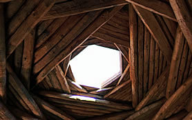 Vue par l'intérieur de la charpente en bois d'un hogan navajo.  JPEG - 16.2 ko