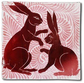 Motif de lièvres sur un carreau de céramique de style Arts & Crafts.  JPEG - 22.8 ko