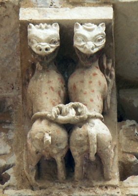 Modillon de pierre à l'église Saint-Trojan de Rétaud en Charente-maritime (France).  JPEG - 33.4 ko