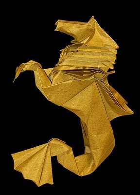 Un pliage en papier (origami) figurant un hippocampe, petit animal marin restant toujours à la verticale et dont le mâle porte les petits jusqu'à leur naissance.  JPEG - 19.5 ko