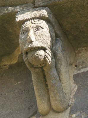 Modillon du XIIeme siècle figurant un personnage avec une boule énorme dans la bouche, à l'église de Mailhat, commune de Lamontgie dans le Puy-de-Dôme (France).  JPEG - 32.3 ko