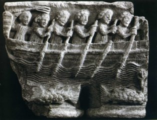 Fragment d'un bas-relief figurant un bateau et le mouvement de l'eau qu'il génère. à Toulouse, haute-garonne.  JPEG - 23.5 ko