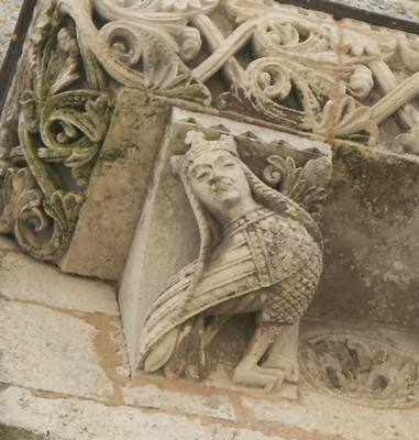 Modillon à l'ancienne église prieurale Saint-Nazaire de Corme-Royal en Charente-Maritime (France).  JPEG - 37.3 ko