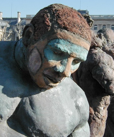 Un "Lutteur", une des oeuvres monumentales de Ousmane Sow, sculpteur.  JPEG - 74 ko