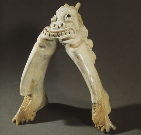 Petite sculpture en os de baleine d'un "Tupilak", esprit mauvais chez les Inuits.  JPEG - 54.9 ko