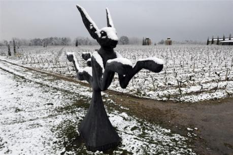 Solitaire sous la neige, un des lièvres du sculpteur gallois Barry Flanagan.  JPEG - 33.1 ko