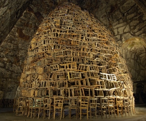 Tadashi Kawamata, installation, accumulation et assemblage de chaises en bois de modèles différents sous les voûtes à Reims en 2007.  JPEG - 103.5 ko