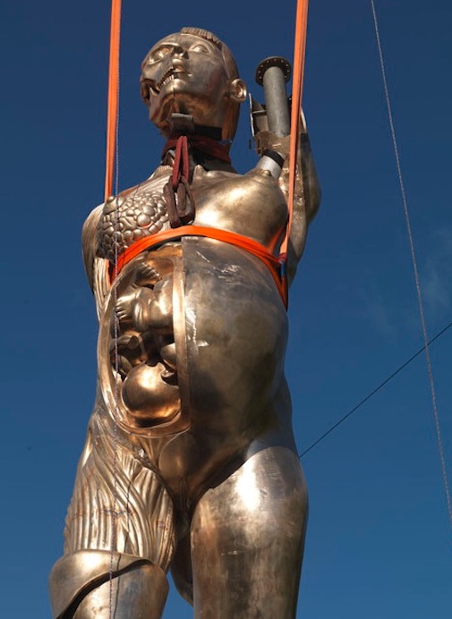 Verity, sculpture en bronze de 20 m de hauteur, le jour de son installation, en 2011, à Ilfracombre, en Angleterre.  JPEG - 76.3 ko