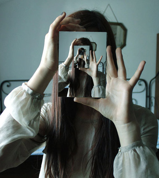 Reflets à l'infini dans un miroir. Photo.  JPEG - 78.1 ko