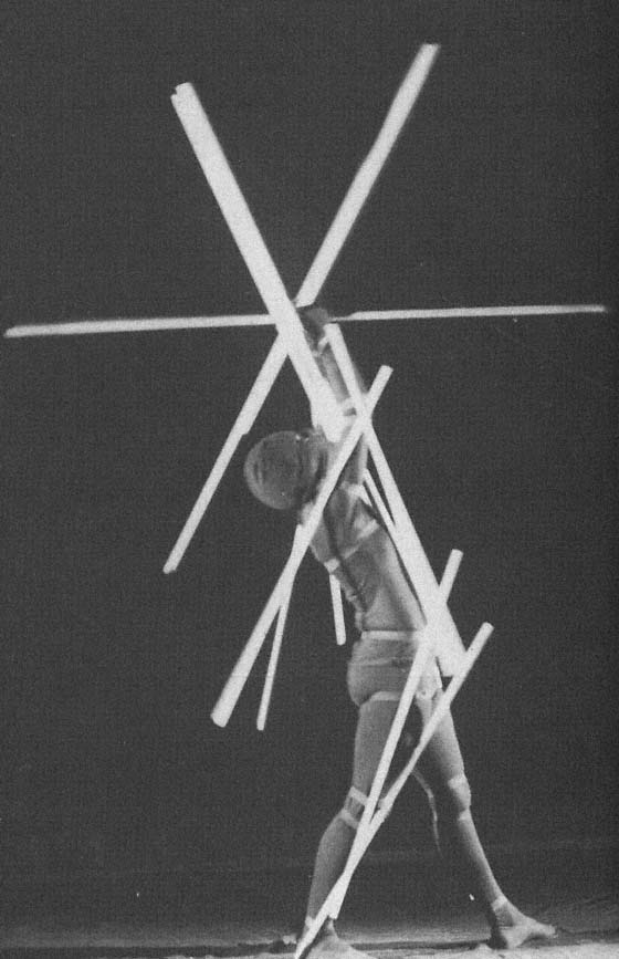 En 1927, au Bauhaus, Oskar SCHLEMMER met au point la danse des bâtons. Les longs bâtons tenus par les danseurs accentuent les diagonales de la chorégraphie.  JPEG - 51.2 ko