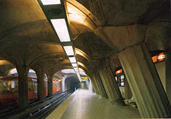 Les piliers inclinés de la station Vénissieux-Parilly dans le métro à Lyon, construits en 1993.  JPEG - 108.9 ko