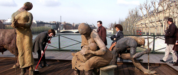 1999 à Paris au petit matin, les sculptures de Ousmane Sow sur le Pont des Arts.  JPEG - 109.4 ko