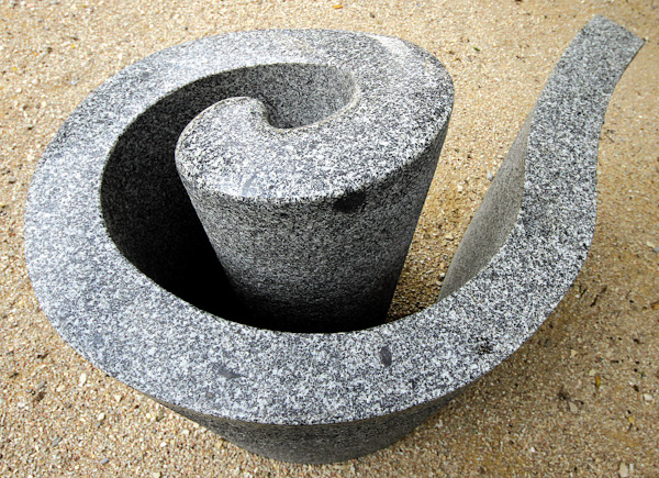 Spirale en granit.  JPEG - 219.8 ko