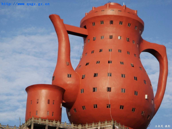 Dans la province de Guizhou, en Chine, cet immeuble rouge en forme de théière, est à la fois musée et hôtel.  JPEG - 60.6 ko