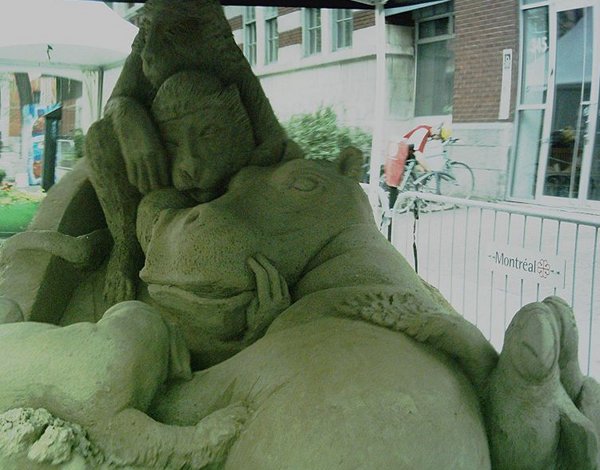 Sculpture en sable, réalisée dans le cadre du Festival “Juste pour rire” qui avait lieu à Montréal en juillet 2008, sur le thème : Les animaux de l'arche de Noé.  JPEG - 60.1 ko