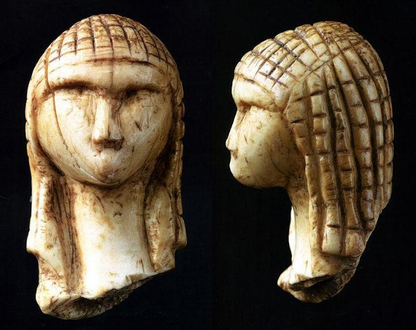 La minuscule sculpture en ivoire de mammouth fut trouvée sur le site de fouilles dans la grotte du pape.  JPEG - 96.3 ko