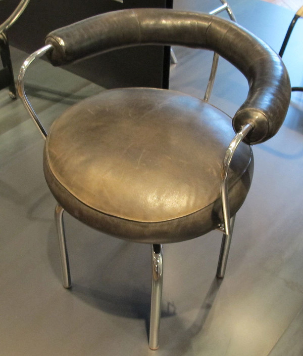 Chaise pivotante, structure en tubes de métal recouverte de cuir.  JPEG - 86.3 ko
