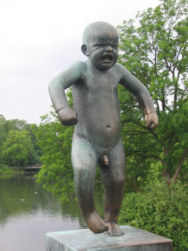 Dans le parc Frogner, à Oslo, la sculpture en bronze (1928) se trouve sur le pont.  JPEG - 157.9 ko