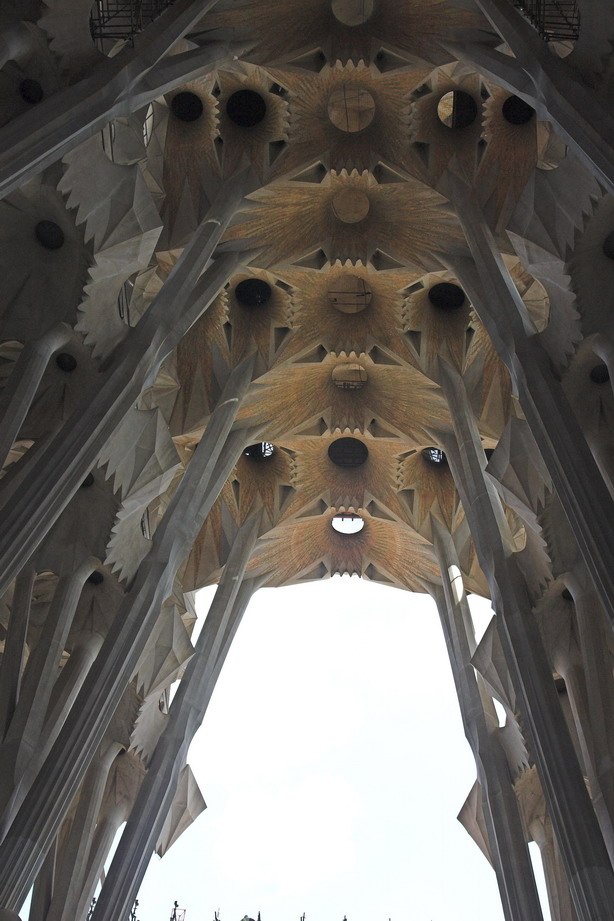 Le plafond de la nef centrale de la Sagrada Familia.  JPEG - 133.5 ko