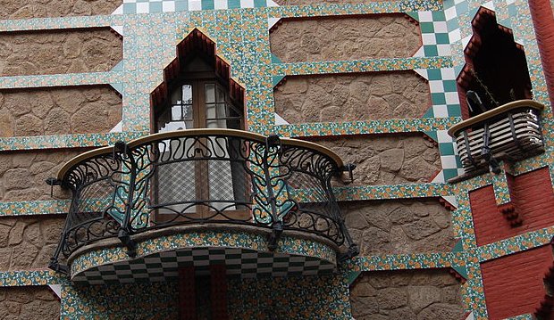 Un balcon de la casa Vicens.  JPEG - 96.2 ko