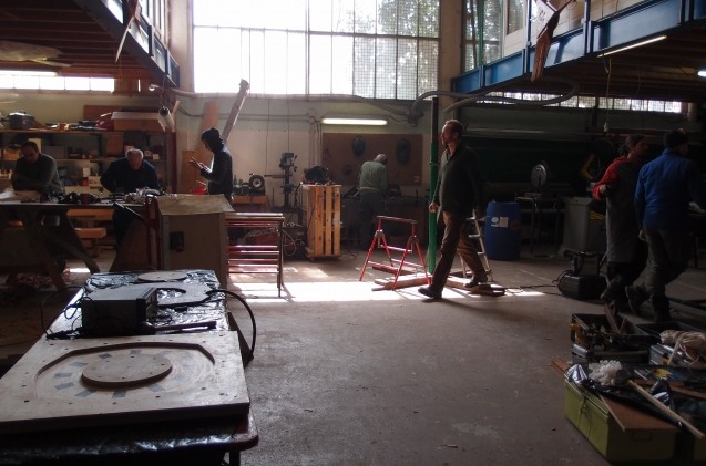 L'atelier dans lequel les formateurs de l'association Tripalium encadrent l'auto-construction d'une éolienne de type Piggott, pendant l'émission de Ruth Stégassy, « Terre à terre » retransmise le 19 avril 2014  JPEG - 75.8 ko