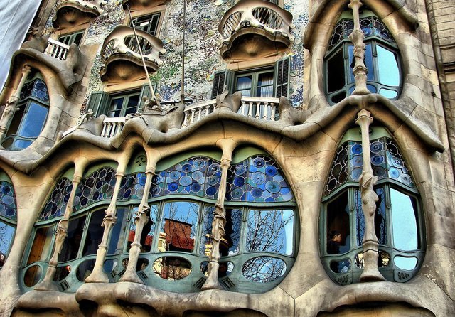 Façade de la casa Batlló à Barcelone en Espagne.  JPEG - 115.2 ko