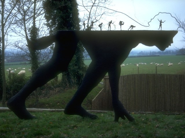 « Conversation piece » (1996) sculpture monumentale en bronze dont les petites silhouettes sur la ligne horizontale sont en aluminium découpé. longueur 3m66.  JPEG - 76.5 ko
