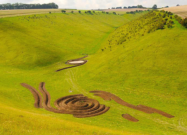 " Waves and Time" , 2011, spirale de talus de terre nue... - Vallée de Thixendale, dans le Yorkshire.  JPEG - 129.8 ko