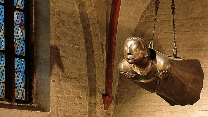 L'Ange Oscillant, sculpture en bronze en suspension dans la cathédrale de Güstrow.  JPEG - 131.7 ko