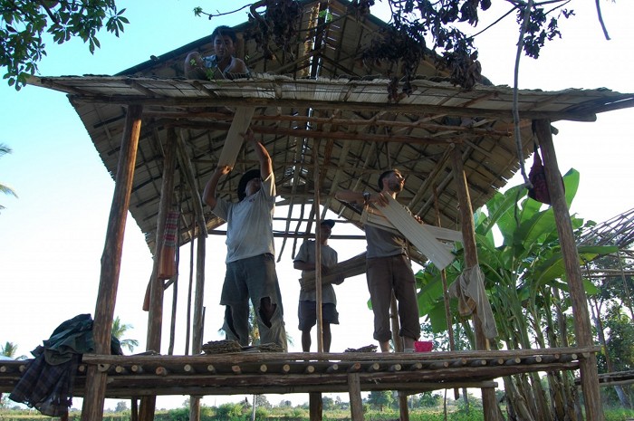 Construction d'une maison en bambous au Laos en Asie.  JPEG - 114.8 ko