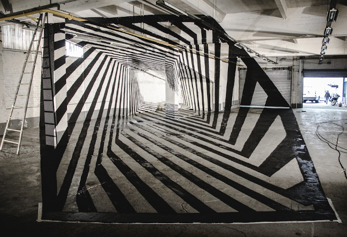 Tunnel hypnotisant - illusion d'optique peinte dans un garage à Saint Ouen.  JPEG - 341.7 ko