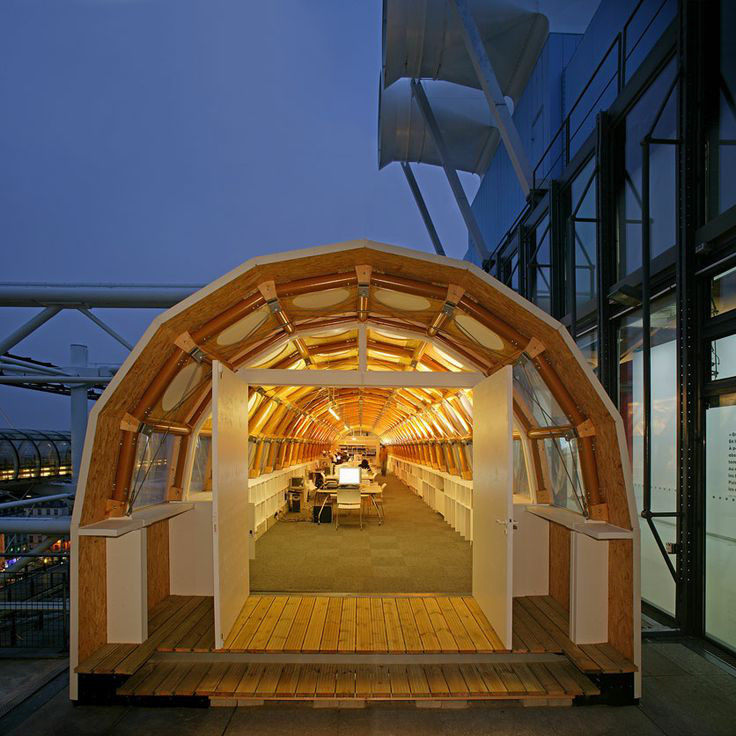 Le studio temporaire en carton (2004), tubes de carton et pièces d'assemblage en bois, au Centre Pompidou à Paris.  JPEG - 127.5 ko