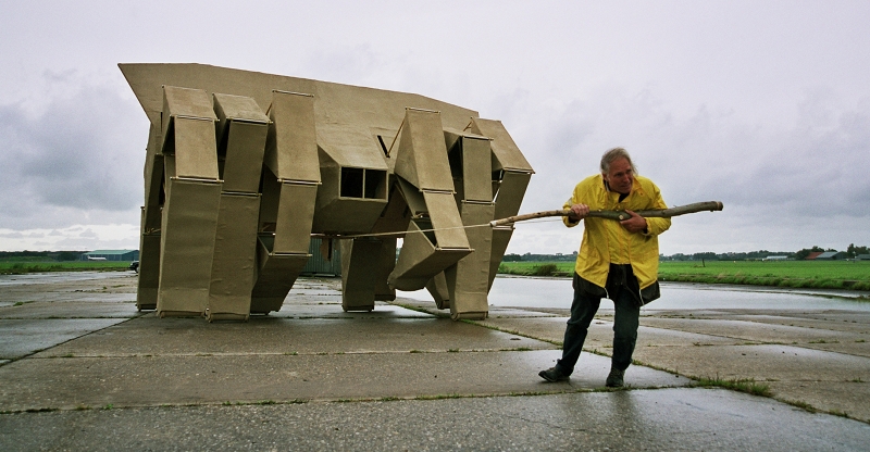 Sur une plage, Theo JANSEN tracte le Rhinoceros, l'une de ses sculptures mobiles.  JPEG - 258.6 ko