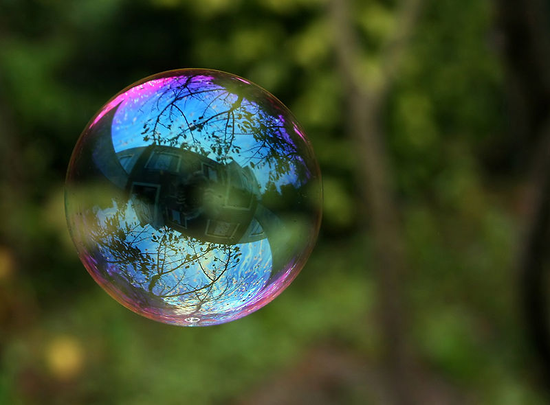 Réflexions sur une bulle de savon  JPEG - 67.6 ko