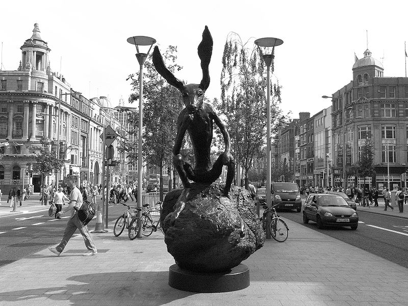 Un lièvre de bronze de Barry FLANAGAN, sculpteur britannique, exposé dans la ville de Dublin en Irlande.  JPEG - 132.1 ko